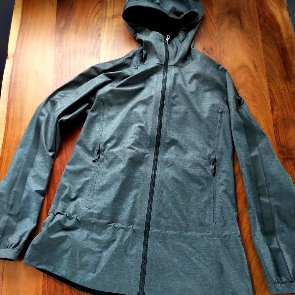 Lululemon The Drizz Running Jacket (reflective/water resistant)